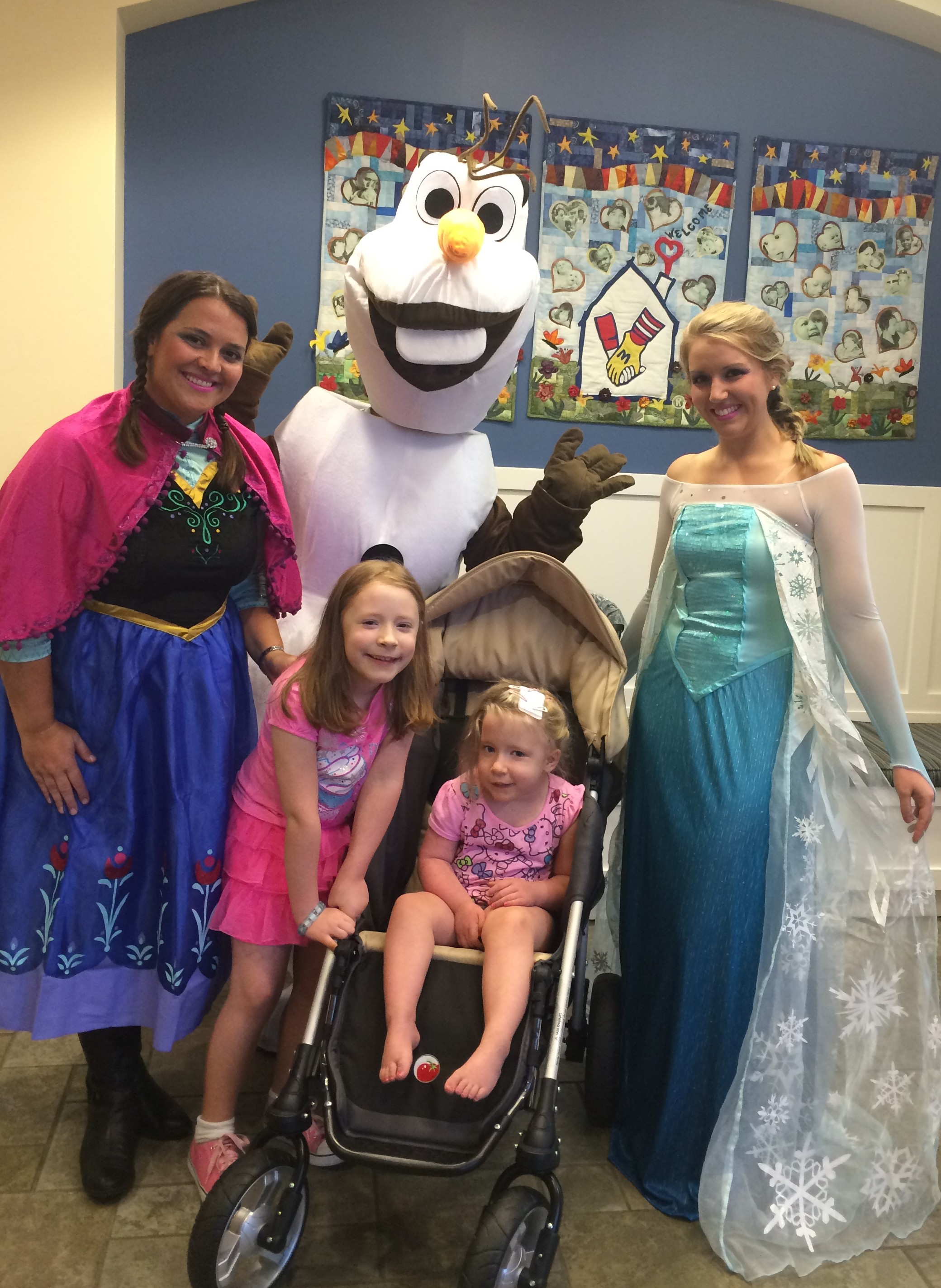 Anna, Olaf and Elsa visit the House