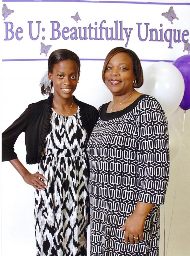 Jane and Janee' pose together