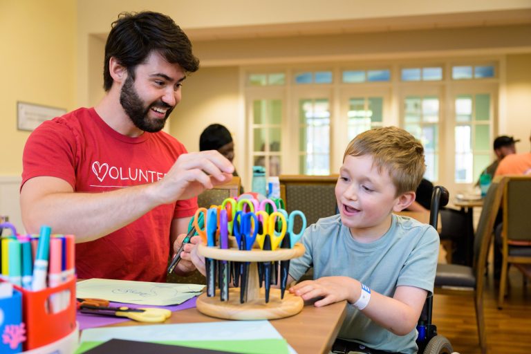A volunteer helps arts and crafts