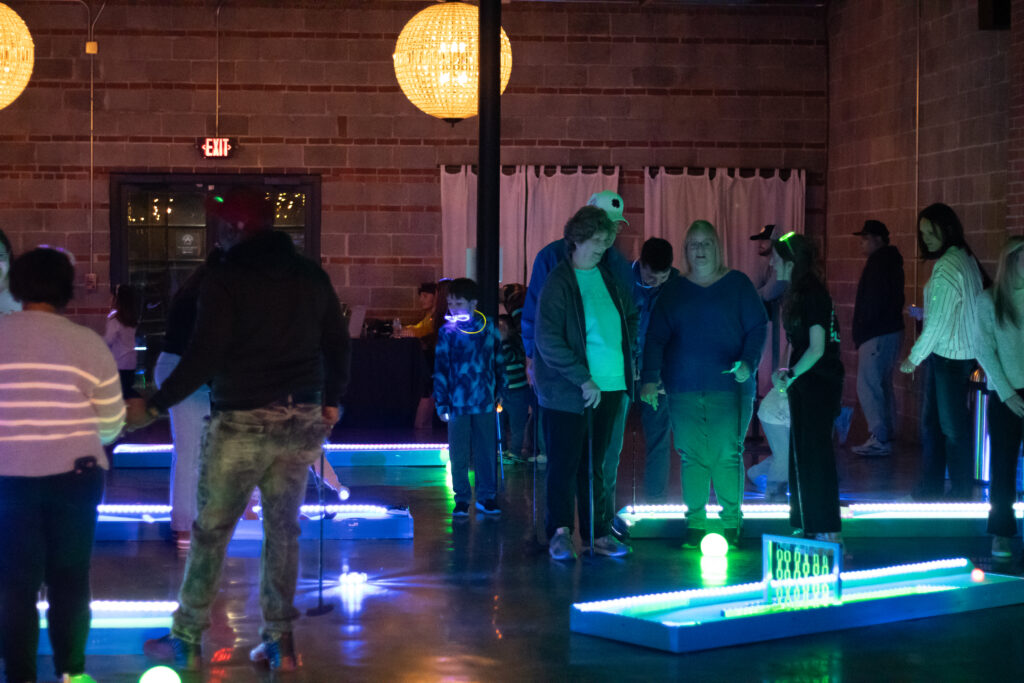 crowd golfing